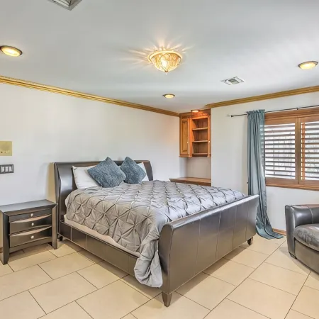 Private Massive Pool, Tennis Court, Basketball Court, Game Room, 6mi. to Strip
