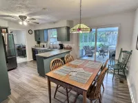 Updated cottage across from Lake Barkley, awesome patio, pets welcome! - 4 étoiles