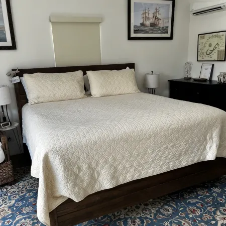 Lovely private studio apartment in beautiful garden setting