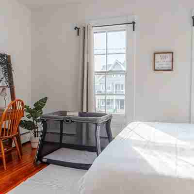 East Rock Gem: 5 min to Yale, King Bed, Fast WiFi & Parking Rooms