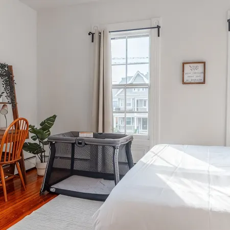 East Rock Gem: 5 min to Yale, King Bed, Fast WiFi & Parking