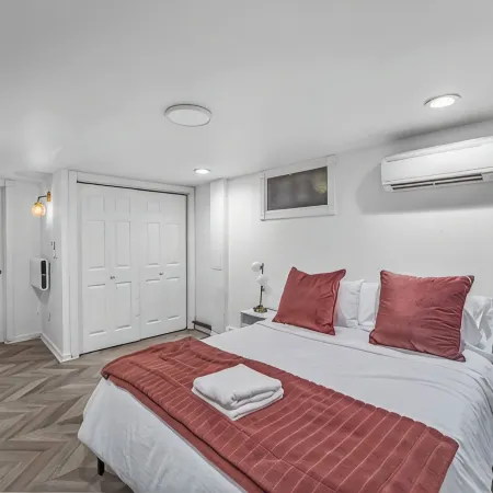 Luxe 10 guest Cottage Ski/Golf/Fire Pit/Lakes/Hike