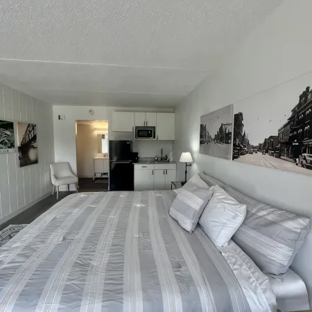 Lindell - Updated Downtown Studio - One Block From Main Street - King Bed!