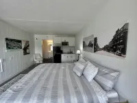 Lindell - Updated Downtown Studio - One Block From Main Street - King Bed!
