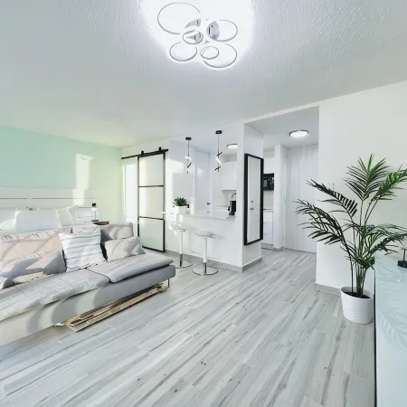 Fully Remodeled condo a few steps to beach Free parking WiFi