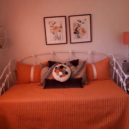 Charming 2-bedroom vintage cottage with WiFi, a/c, and other popular amenities.