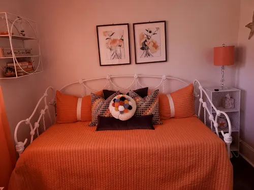 Charming 2-bedroom vintage cottage with WiFi, a/c, and other popular amenities. - 3-Star