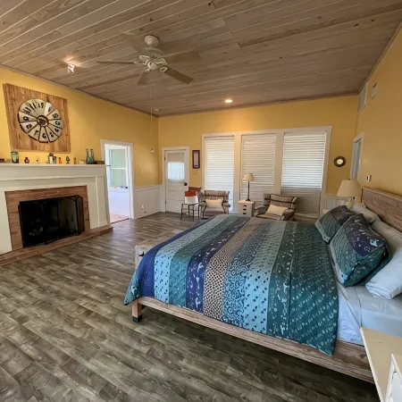 Experience Fall Colors @ Hilltop Cabin w/ Hot Tub, Big Sky Views & River Access!