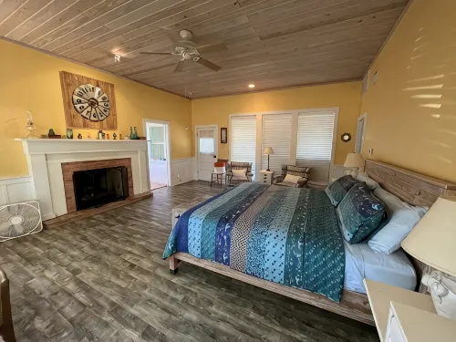 Experience Fall Colors @ Hilltop Cabin w/ Hot Tub, Big Sky Views & River Access! - Wifi