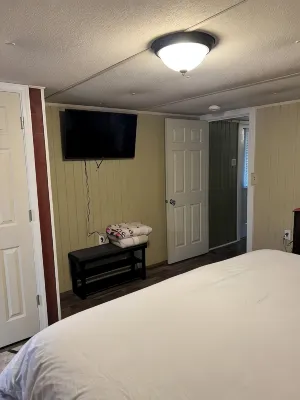 3 Bedroom 2 bath with plenty of covered parking! - 3성급