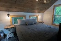 Secret Stash: Secluded Treehouse Overlooking Creek - 4-Star