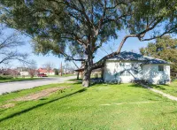 Charming 3-bedroom house with AC and WiFi in fabulous Luling - 4-Star