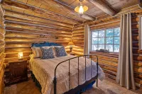 The Cozy Cabin....Walk to Brighton ski slopes! - Hytter