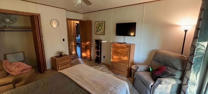 Log Cabin house on 10.5 acers of wooded land. Accommodates 20 plus guest. Hotels in Mecosta County