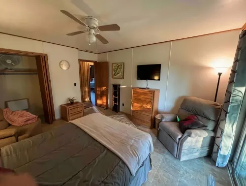 Log Cabin house on 10.5 acers of wooded land. Accommodates 20 plus guest. - 3-Star