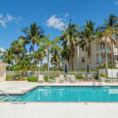 Cozy 1-bedroom condo in sunny Indialantic with AC, fitness room, WiFi