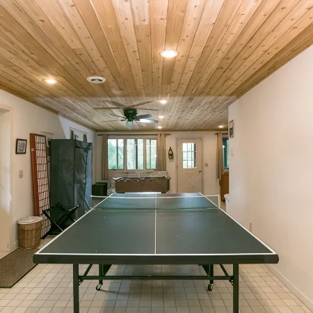 Private lakeside retreat, swim, boat, fish! Perfect for family events