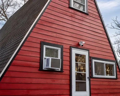 Cozy 2-bedroom Aframe in charming Lake Geneva with a hot tub and fireplace Hotels in Como