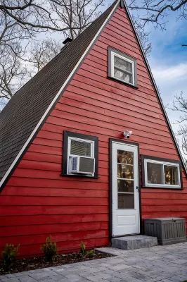 Cozy 2-bedroom Aframe in charming Lake Geneva with a hot tub and fireplace - Wifi