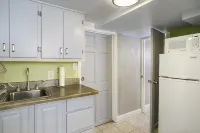 Cozy Apartment Minutes from Downtown - Homestays