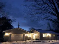 Charming All Sports 2-Bedroom House Near Crystal Mountain and Atv Trails. - 4-Star