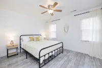 Island Cottage w/ Pool Table & Walking distance to Cranberry! - 3-Star