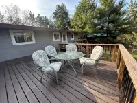 Castle Rock Lakefront Home, with pier, sand bottom, and wrap around deck - Homestays