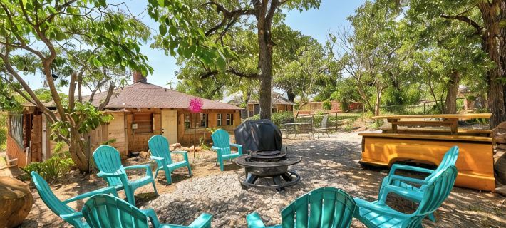 WATER FRONT-HOT TUB- WALKING DISTANCE to main strip. Cobblestone Retreat Ξενοδοχεία στην πόλη Comanche County