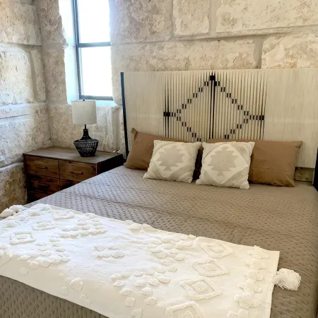 The Rock Stack: Ruggedly luxurious 3 bedroom, 3 bathroom on the Llano River