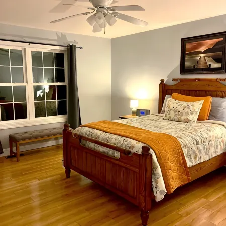 Peaceful Family & Pet-Friendly Country 3-Bedroom House. Fire Pit and Views!