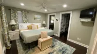 Winter Lakeside Retreat on Locke Lake — Stunning Views & Private Hot Tub - 홈스테이