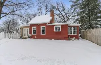 Tiny Red House near Lake Delavan - Wifi