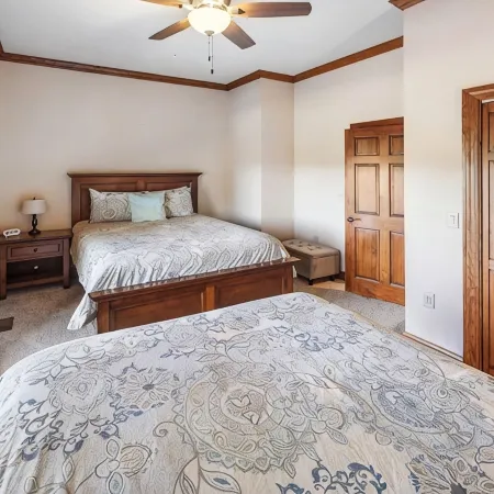 New Modern Mountain Condo with Vista Mountain Views, Large Deck, Washer & Dryer!