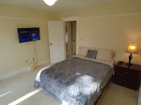 THE WASHINGTON HOUSE - A  4-Bedroom Home 1 Block from Downtown Wisconsin Dells - Jacuzzi