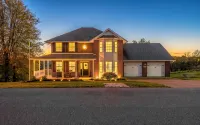 ROSELAWN RETREAT: Firepit, Gameroom, Views! Huge Gorgeous home 5 mins to the Ark - 4성급