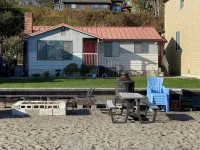 Beach house with views of Puget Sound, ferry, North Cascades, Mt Baker, Rainier. - 2-stjärniga