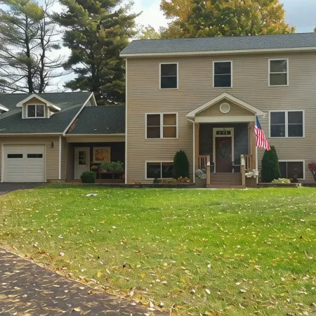 Beth's Place - On the River - W/ Hot Tub, Pickleball Court & Putting Green