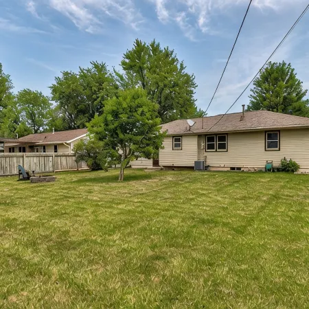 Des Moines Entire home  3 Bdms King; Queen; Twins  quiet near High Trestle Trail