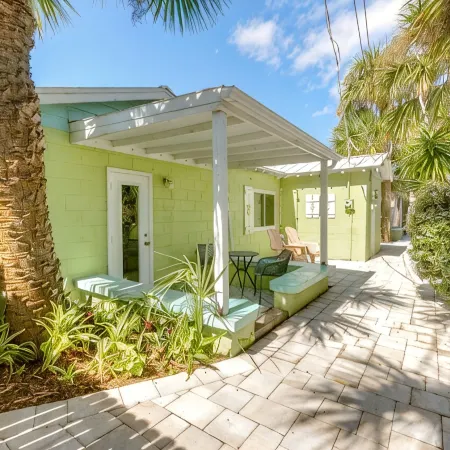 Beautiful downtown Melbourne Beach renovated apartment one block from the beach!