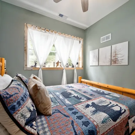 Bear's Den Retreat • Hot Tub • Soak Tub • Dog Friendly • Hocking Hills Cabin