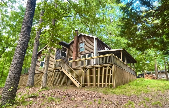 Cozy Cabin in the hills of Kentucky Lake. Family getaway or relaxing escape!