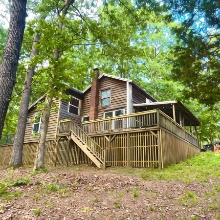Cozy Cabin in the hills of Kentucky Lake. Family getaway or relaxing escape!