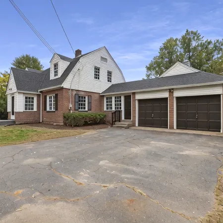 Stylish & Luxurious 3 BDR Home with Play Station