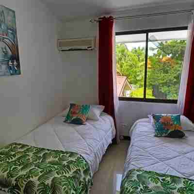 2-Bd Unit with Pool, 2 Blocks from Beach Rooms