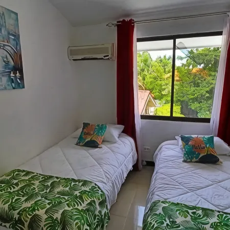 2-Bd Unit with Pool, 2 Blocks from Beach