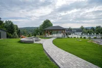 Cozy ski-in/ski-out condo on Mount Snow w/fireplace - 2-Star