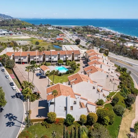 Malibu 2-bedroom designer furnished condo with AC. Central to everything!