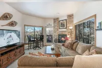 2 Master Suites & Great Location - Wi-Fi