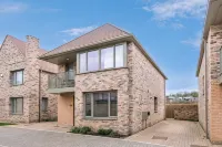 Stylish 4-br House With 3 Ensuite Free Parking - 2-Star