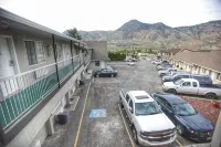 Best Budget Inn & Suites Kamloops - parking